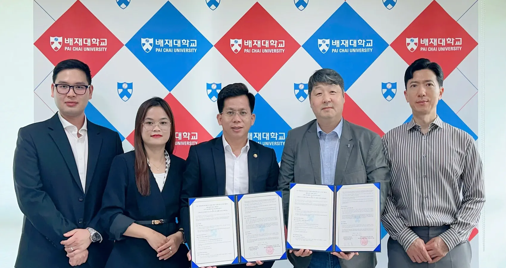 Đoàn TNS Group và đại diện Đại học Paichai (Hàn Quốc) cầm văn bản ký kết hợp tác