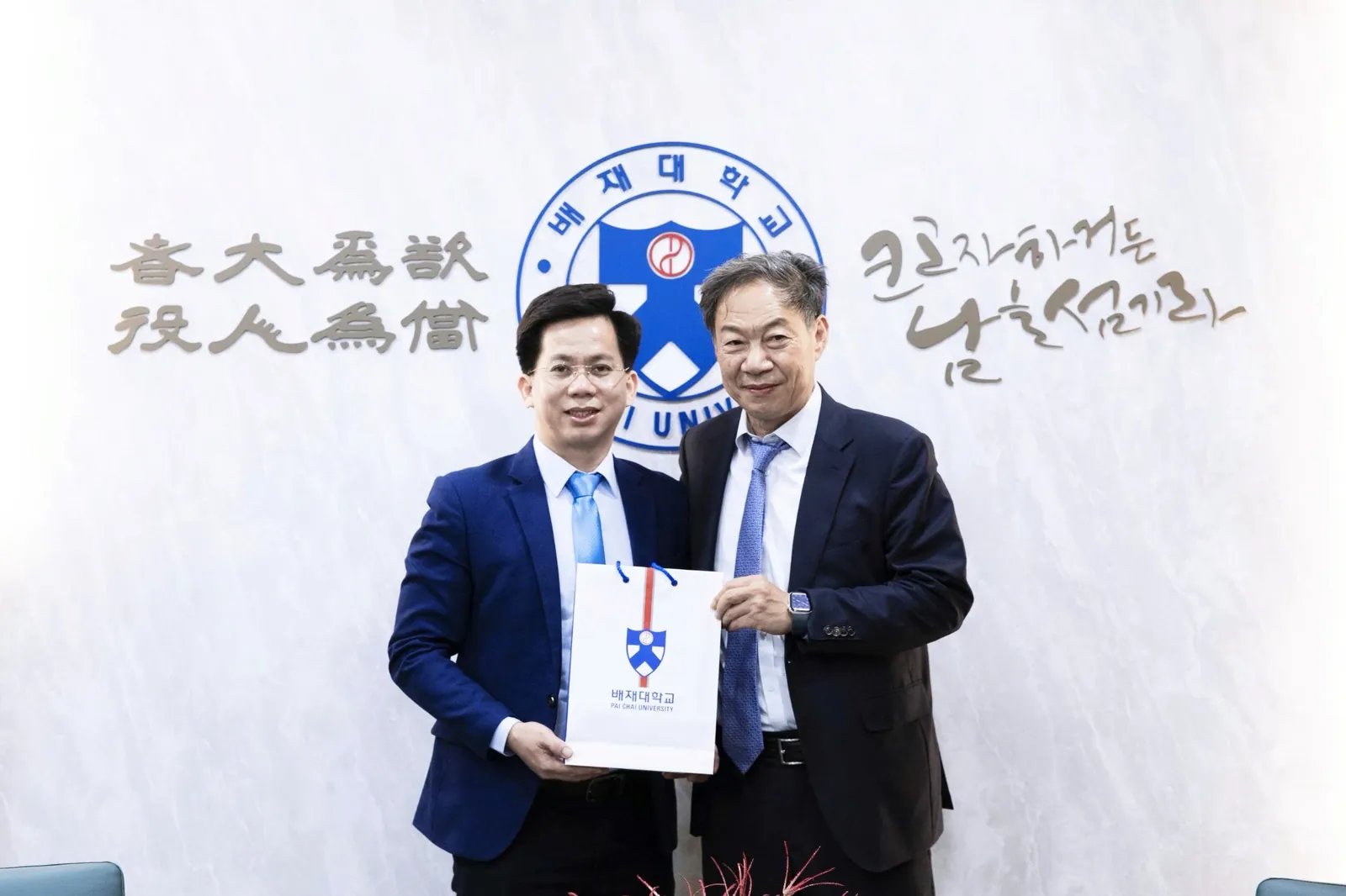 Hiệu trưởng Đại học Paichai tặng quà lãnh đạo TNS GROUP trong buổi làm việc