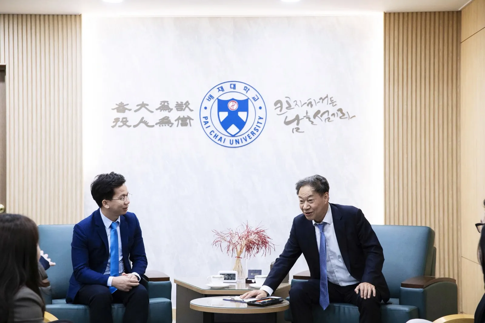 Hiệu trưởng Đại học Paichai GS. Kim Wook làm việc với lãnh đạo TNS GROUP tại phòng Hiệu trưởng