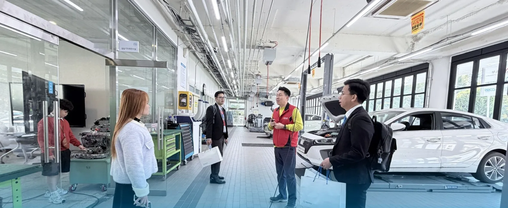 Đoàn TNS GROUP tham quan xưởng thực hành ô tô của Đại học Daelim, TNS GROUP
