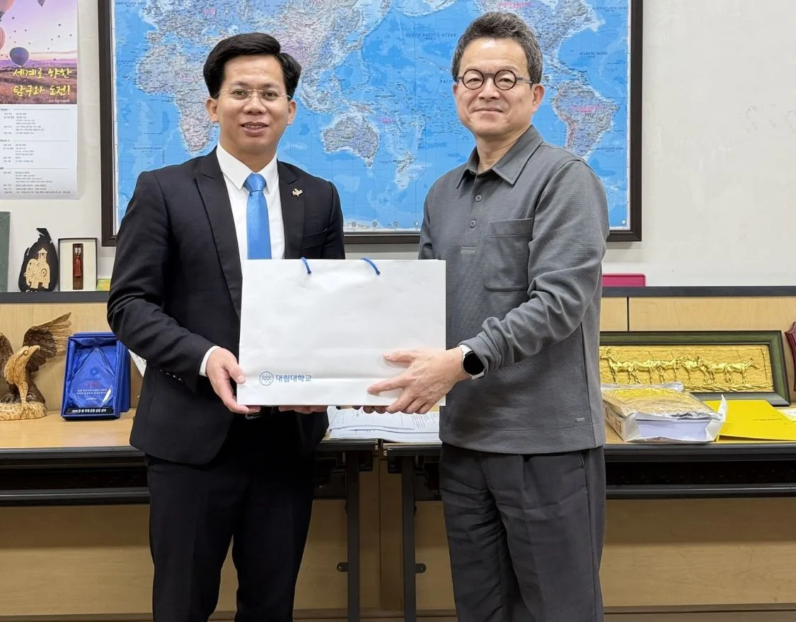 Lãnh đạo TNS GROUP và đại diện Đại học Daelim trao quà trong buổi làm việc ngày 21/10/2026, TNS GROUP