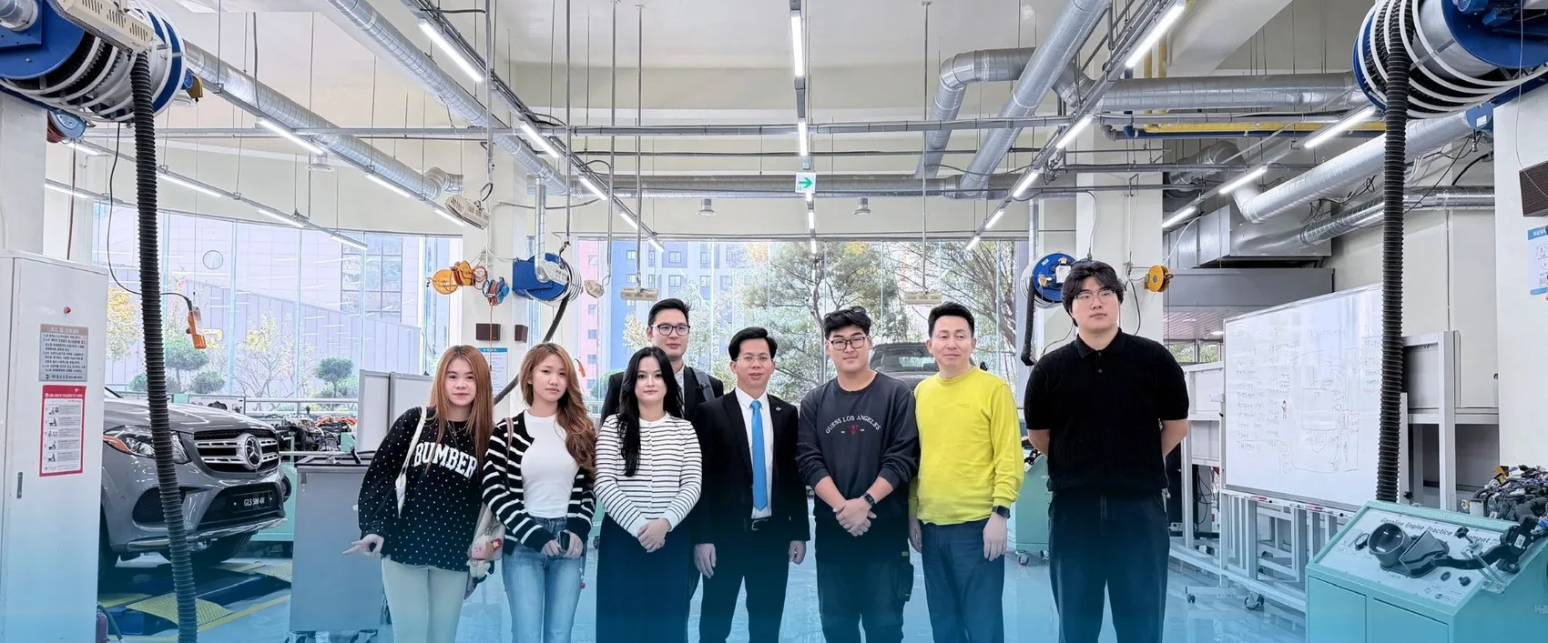 Đoàn TNS GROUP và học viên tại xưởng thực hành ô tô Đại học Daelim, TNS GROUP