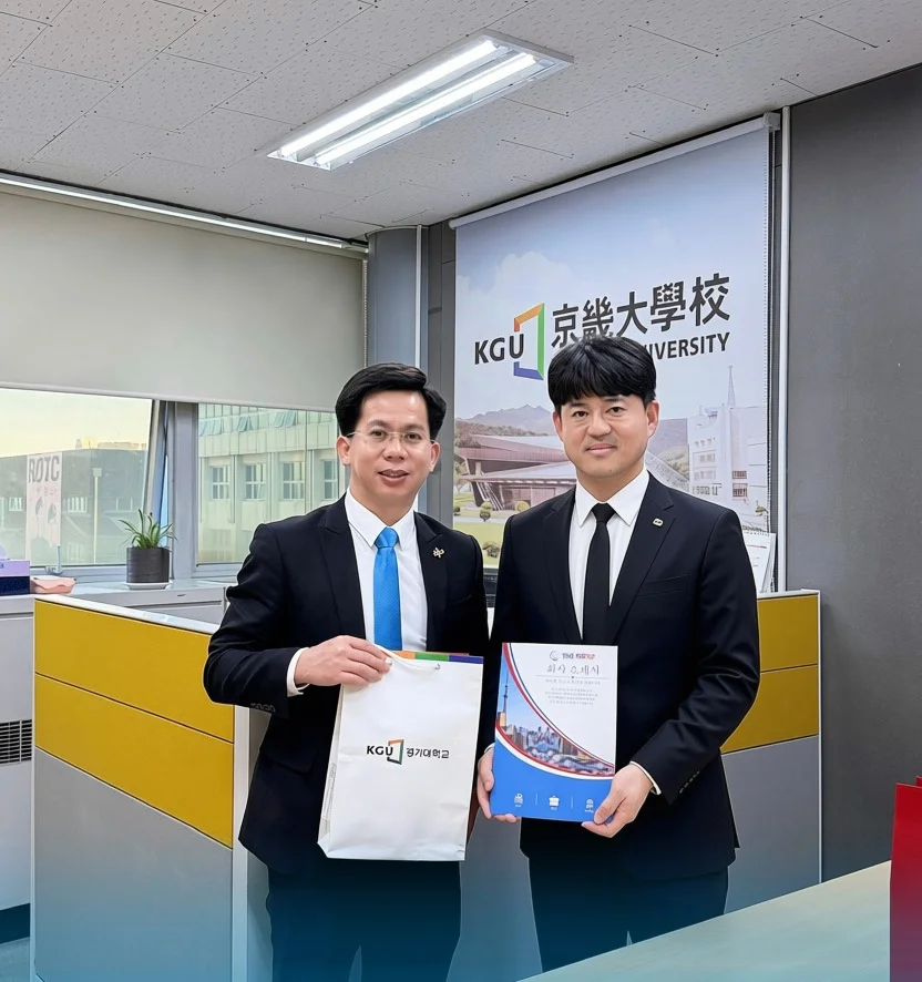 Lãnh đạo TNS GROUP và đại diện Đại học Kyonggi với hồ sơ giới thiệu TNS GROUP, TNS GROUP