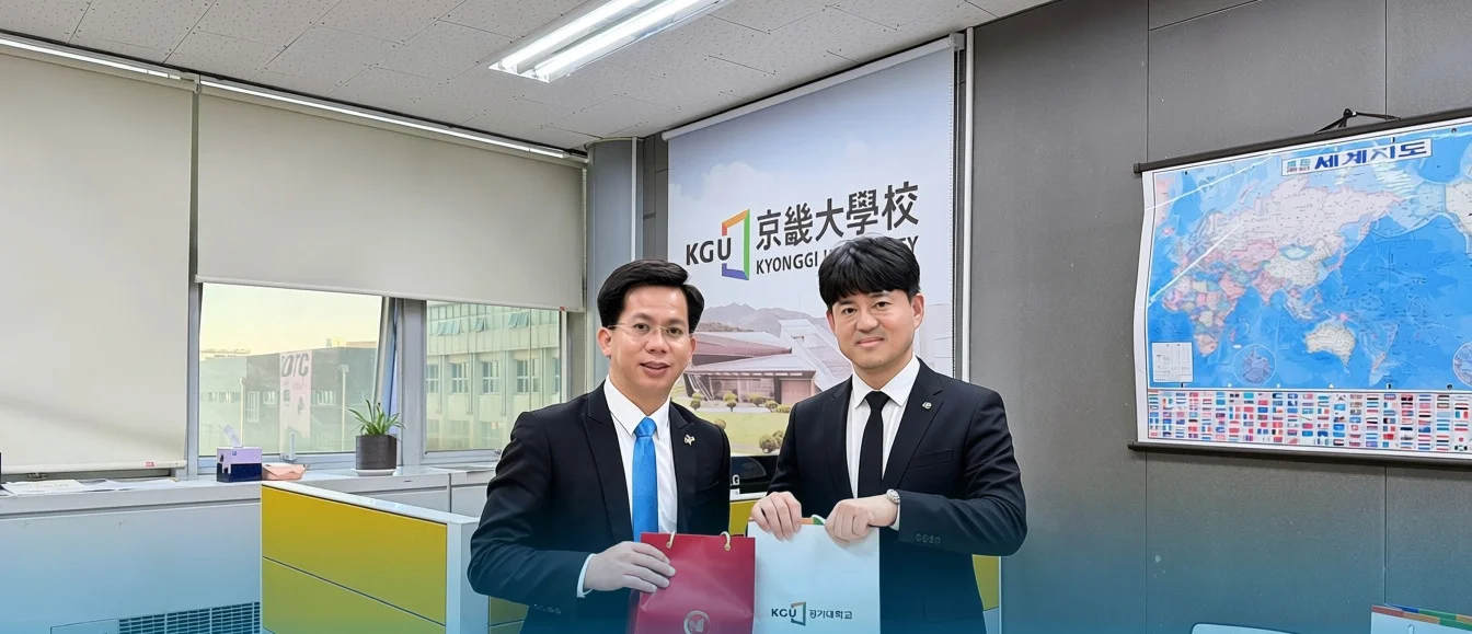 Lãnh đạo TNS GROUP và đại diện Đại học Kyonggi trao quà trong buổi làm việc, TNS GROUP