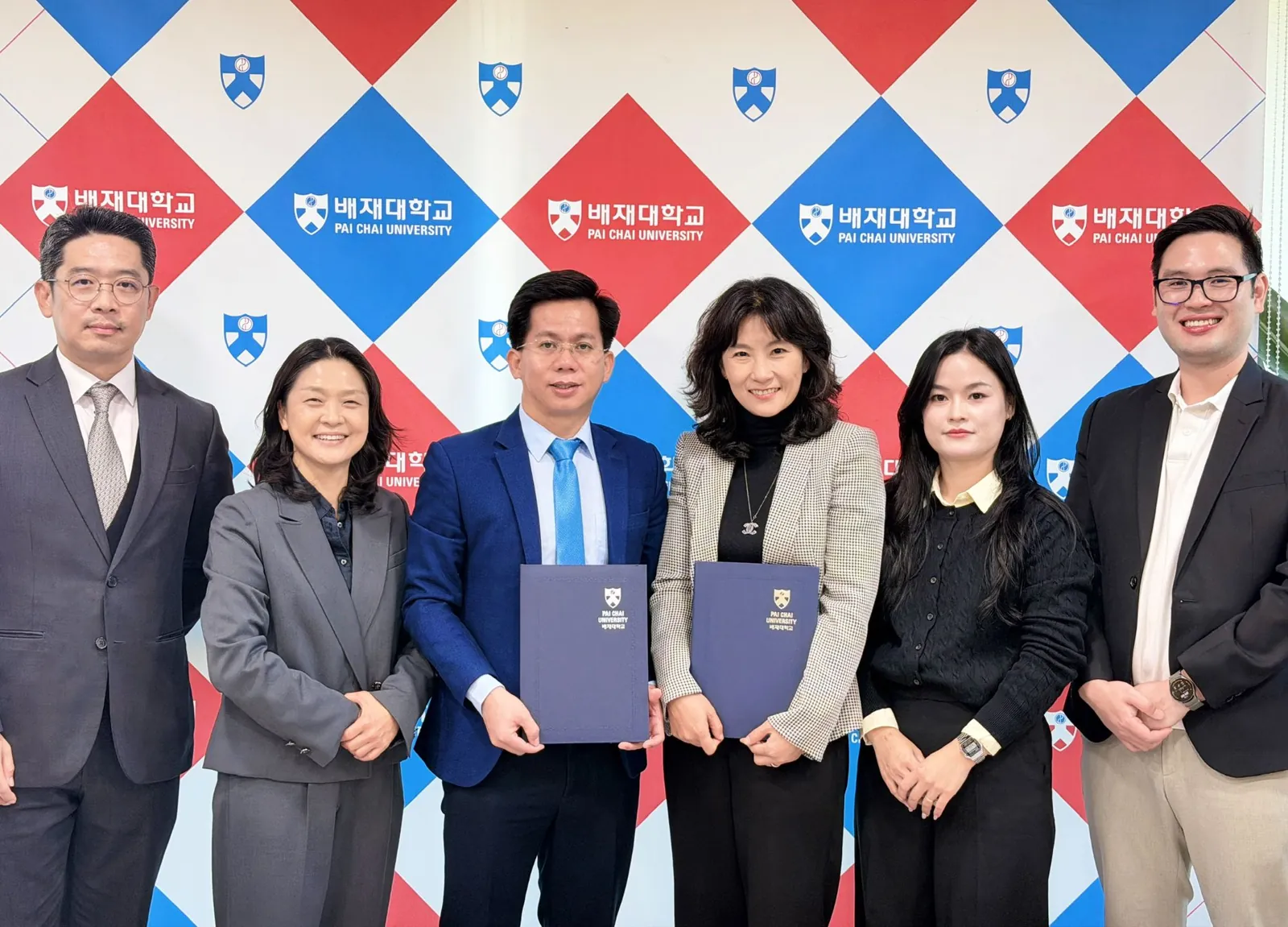 Đoàn TNS GROUP và cán bộ Viện Hợp tác Quốc tế Đại học Paichai sau lễ ký MOU